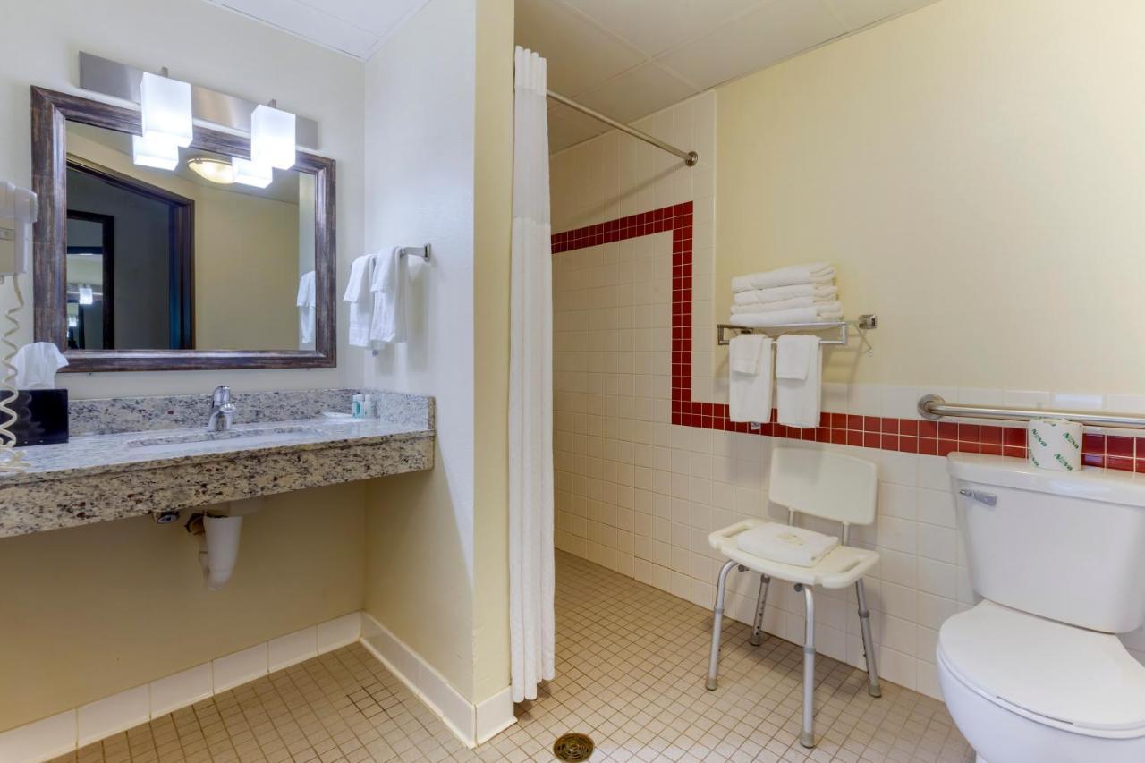 Quality Inn Oshkosh Esterno foto